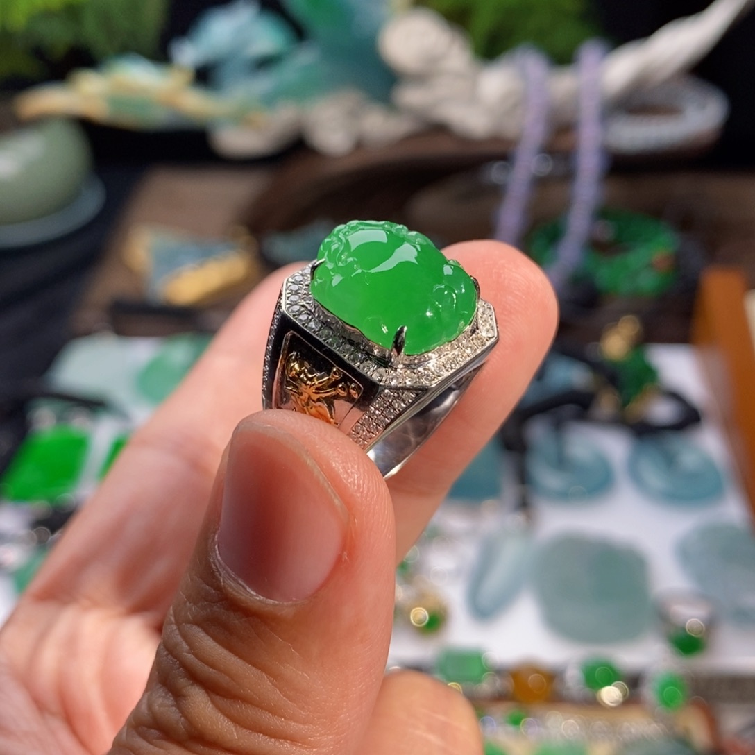 翡翠戒指18K金镶嵌冰绿大貔貅戒指