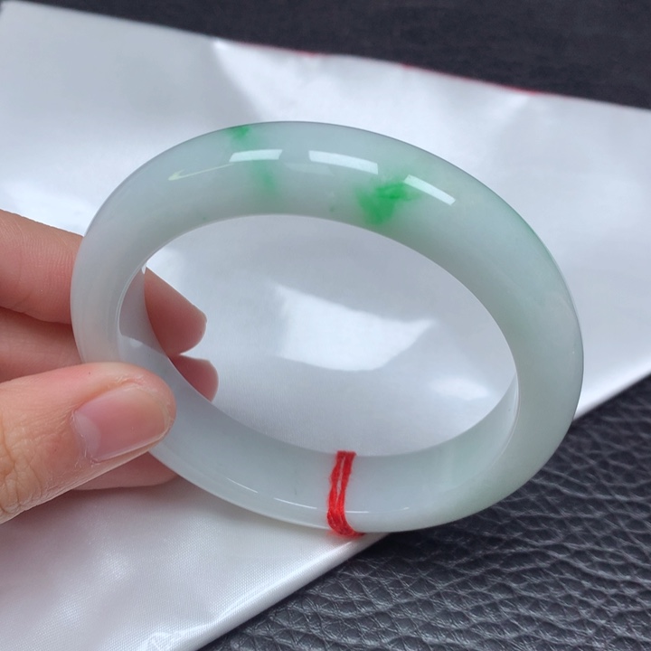 翡翠手镯未镶嵌。