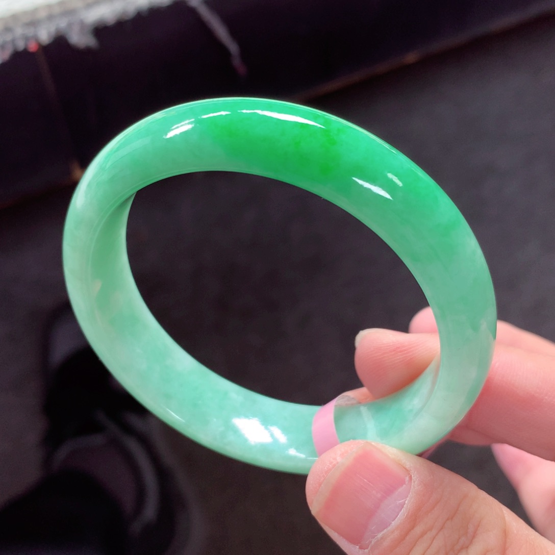 翡翠手镯未镶嵌缅甸