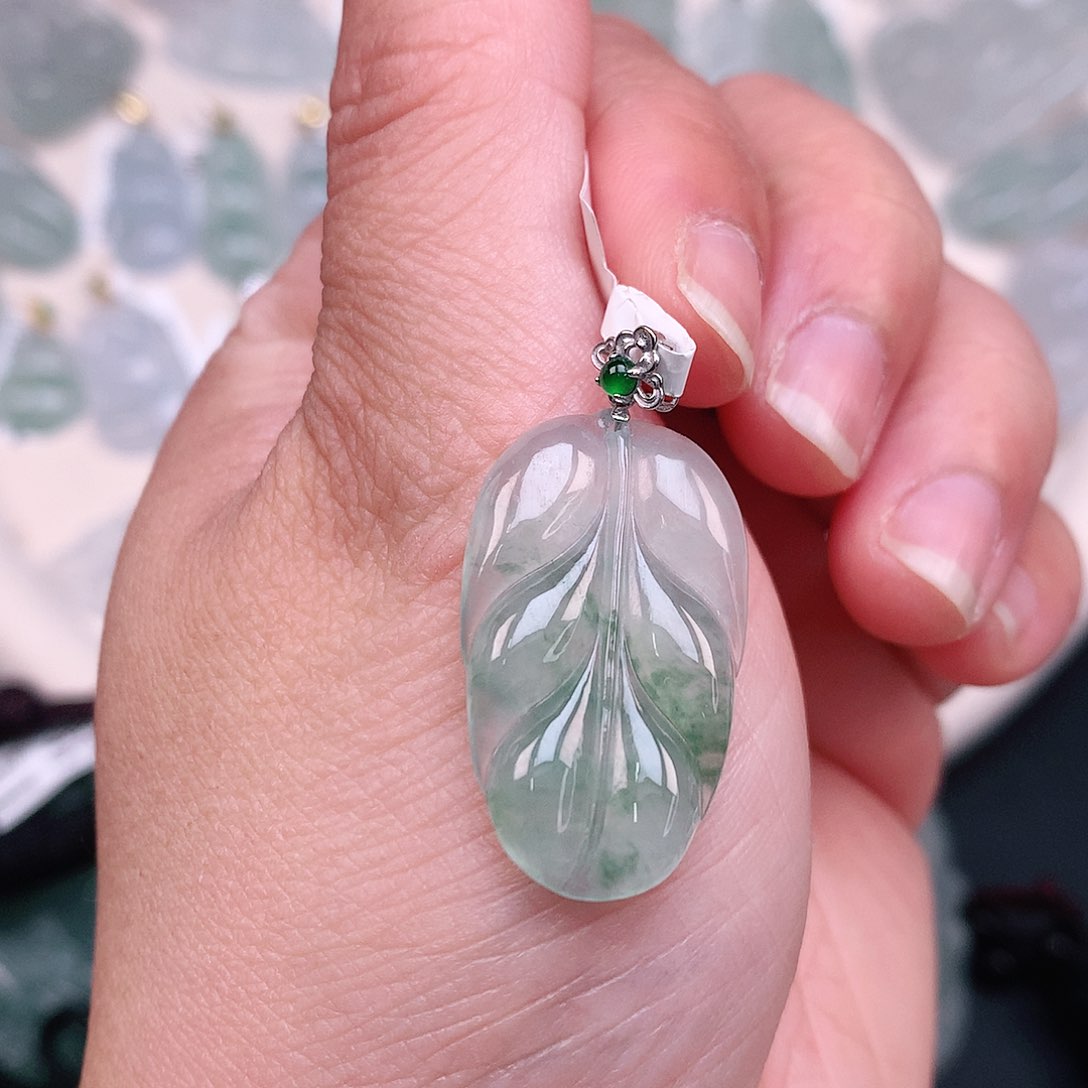 翡翠颈饰18K金镶嵌冰胶飘绿叶子