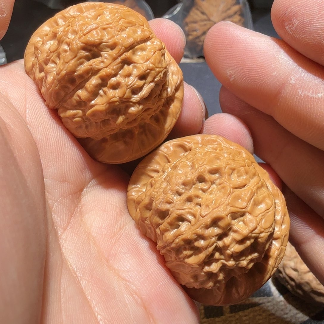 文玩核桃吊坠血麒麟