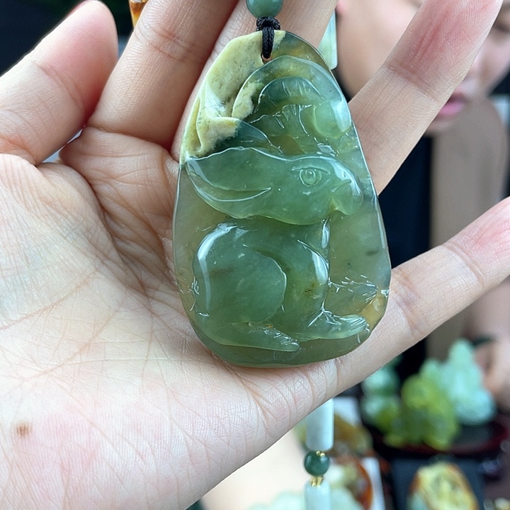 蛇纹石玉颈饰未镶嵌