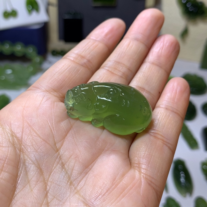 岫玉未镶嵌颈饰吊坠
