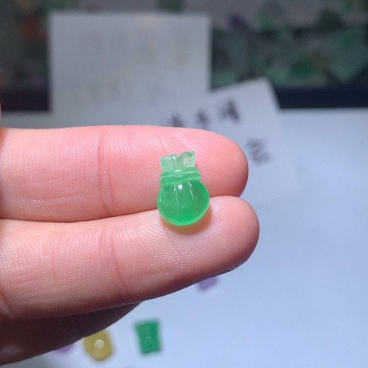 翡翠未镶嵌颈饰挂件