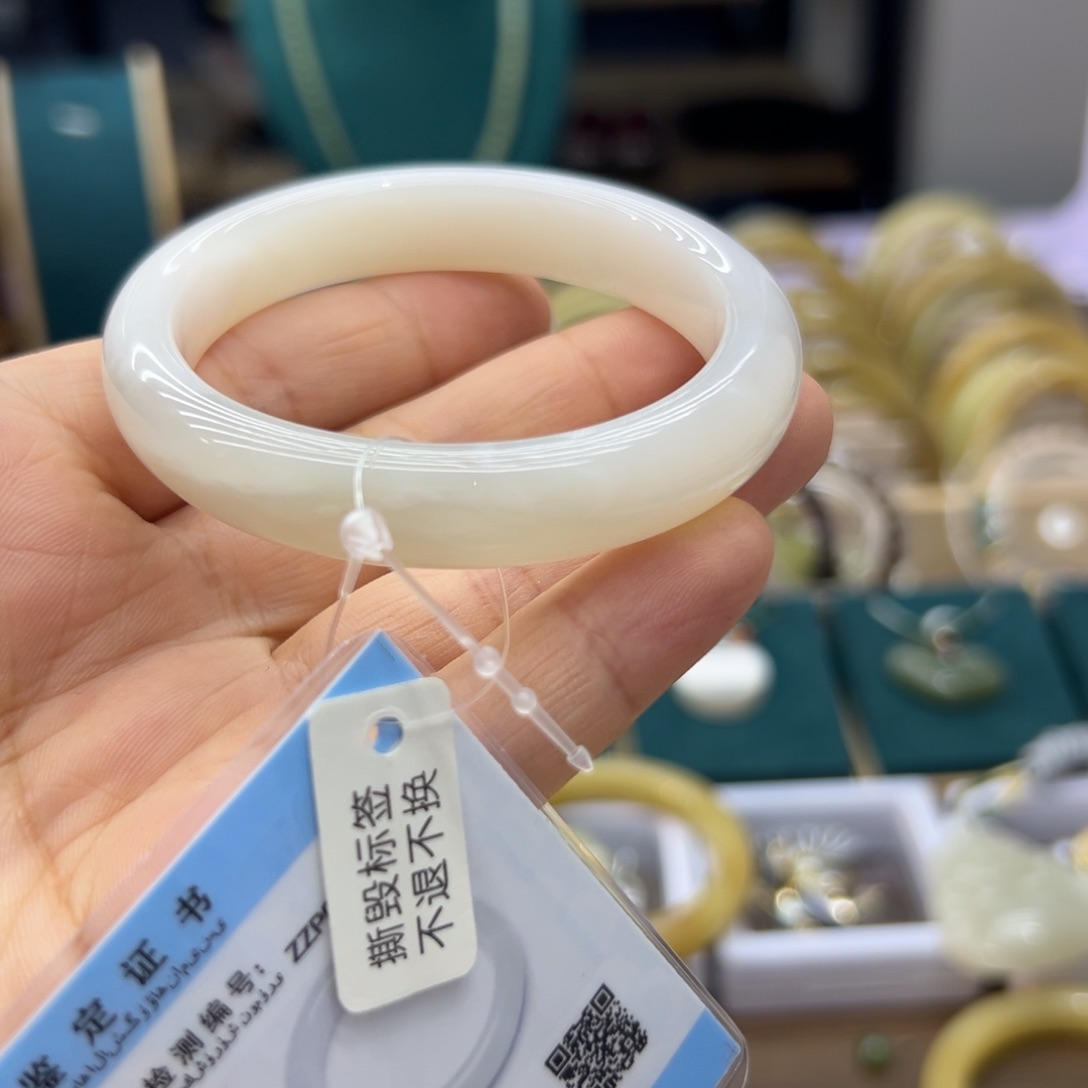 和田玉手镯未镶嵌53.4圈围1113瑕