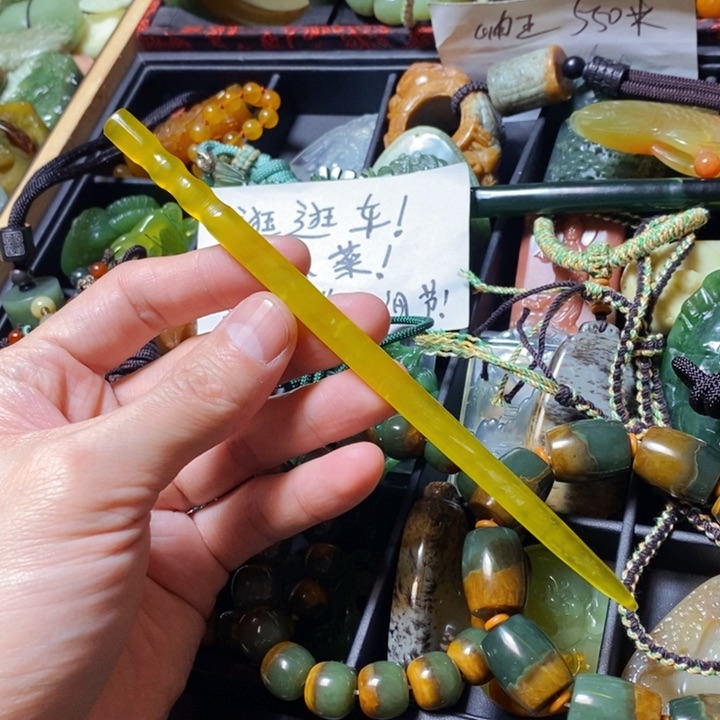 透闪石质玉颈饰未镶嵌