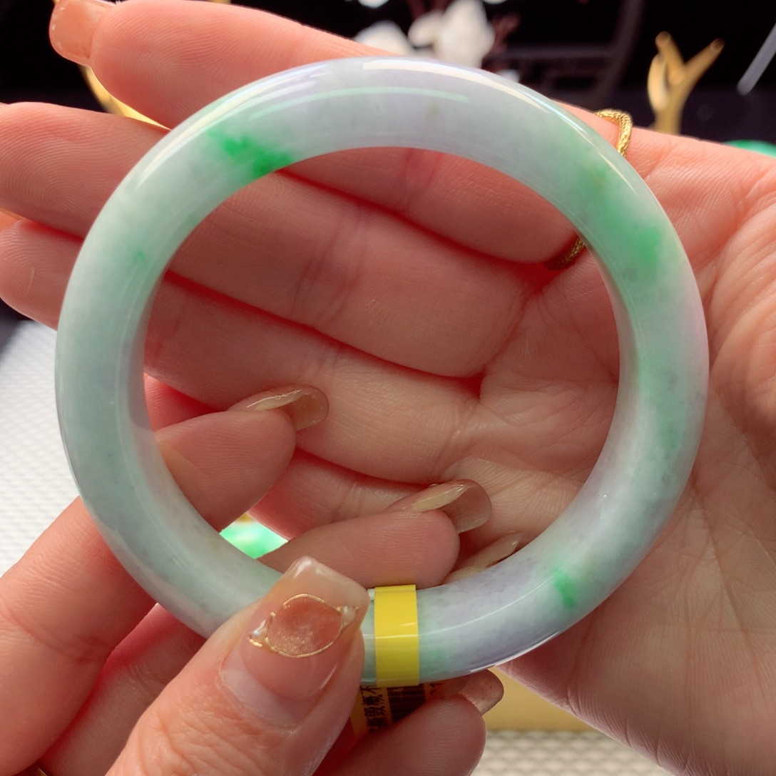 翡翠手镯未镶嵌翡翠