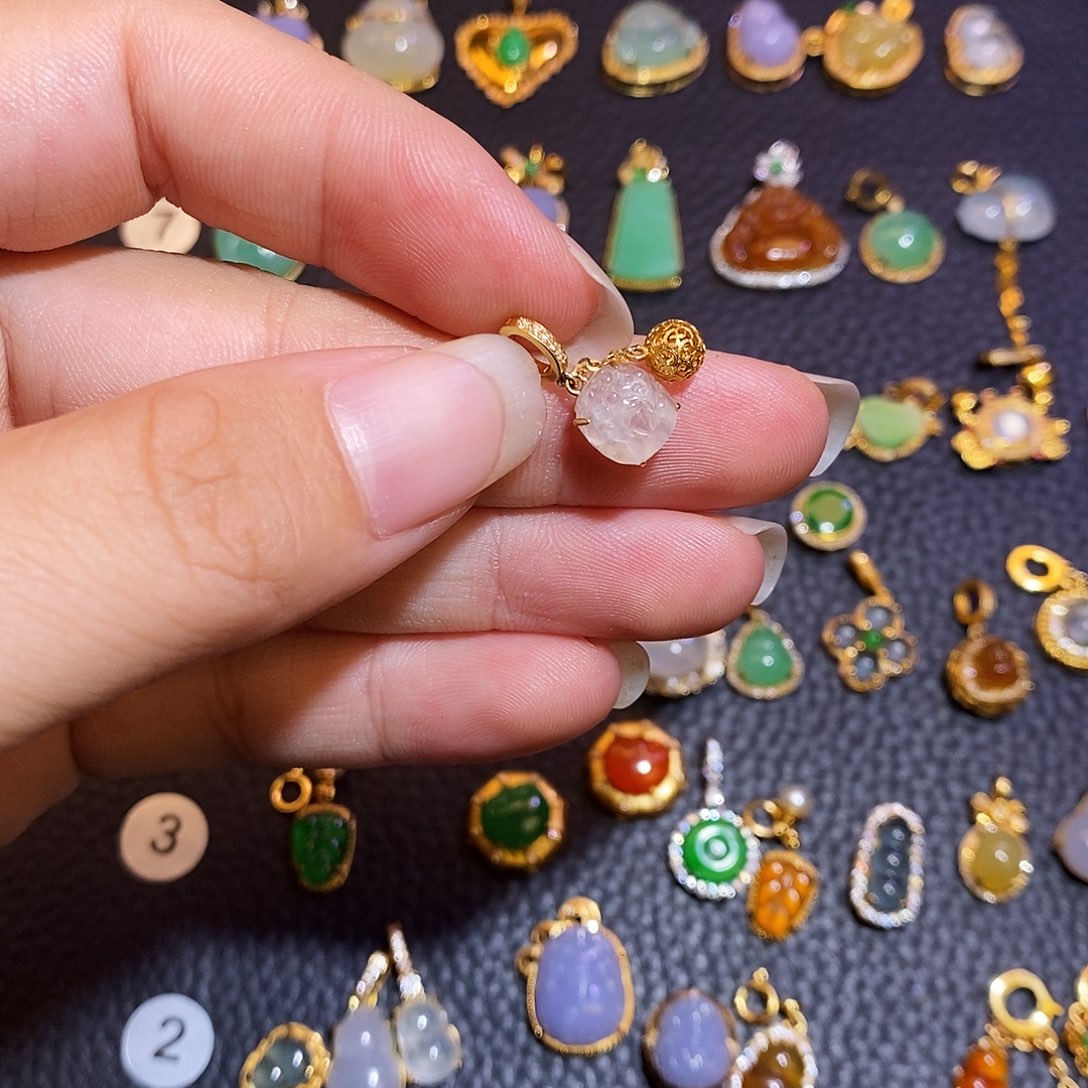 抱****翡翠18K金镶嵌颈饰