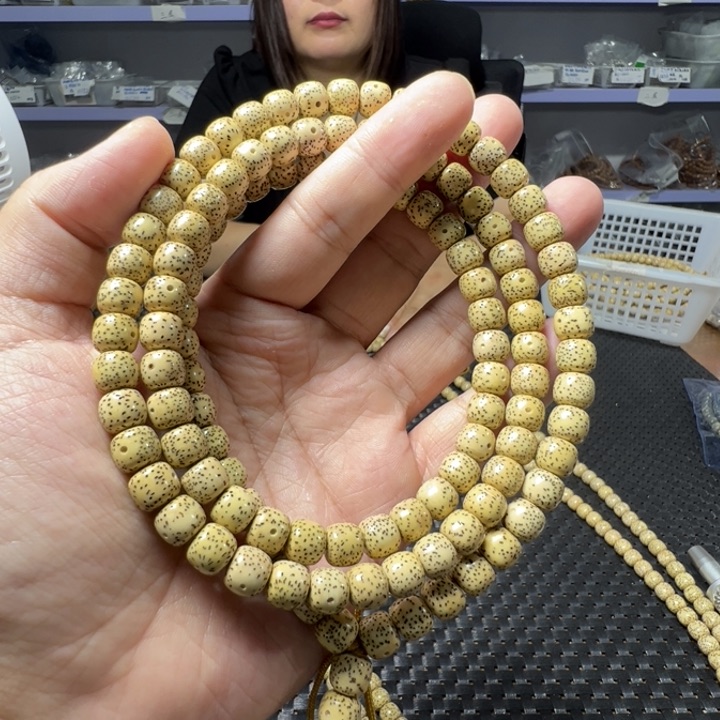 星月菩提手串鸡油黄9×8左右108颗