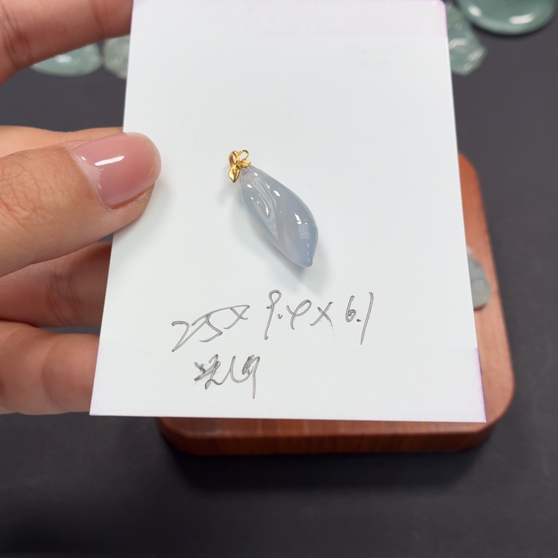 旺***糖颈饰18K金镶嵌翡翠买断不退