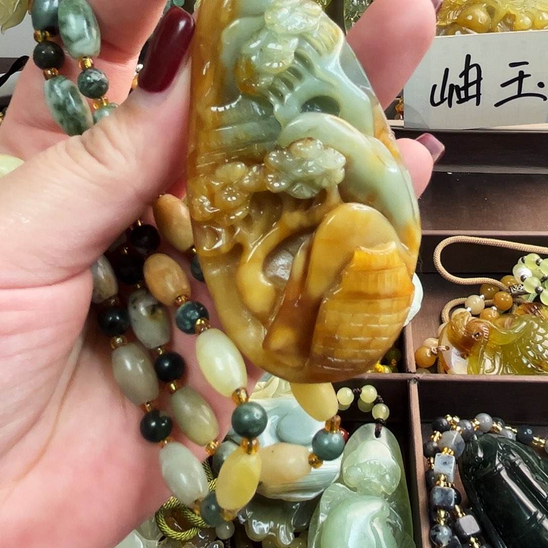 蛇纹石玉颈饰未镶嵌