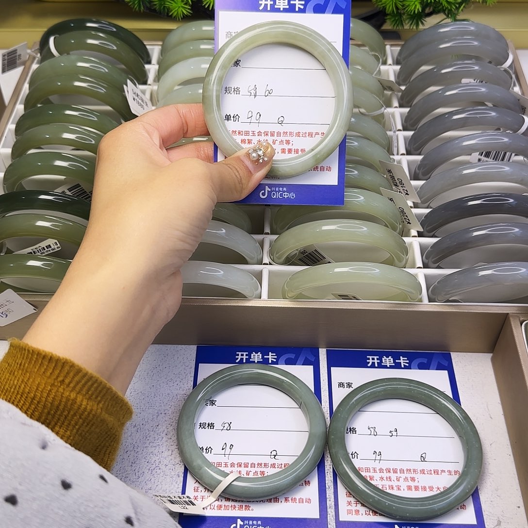 和田玉未镶嵌手镯