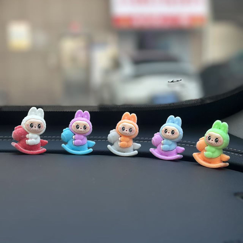 可爱植绒拉布布汽车摆件办公室工位摆件车载中控台电动车内装饰品