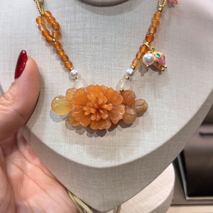 蛇纹石玉颈饰未镶嵌