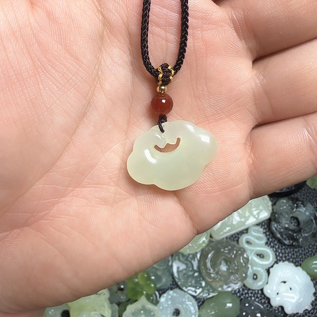 蛇纹石玉颈饰未镶嵌