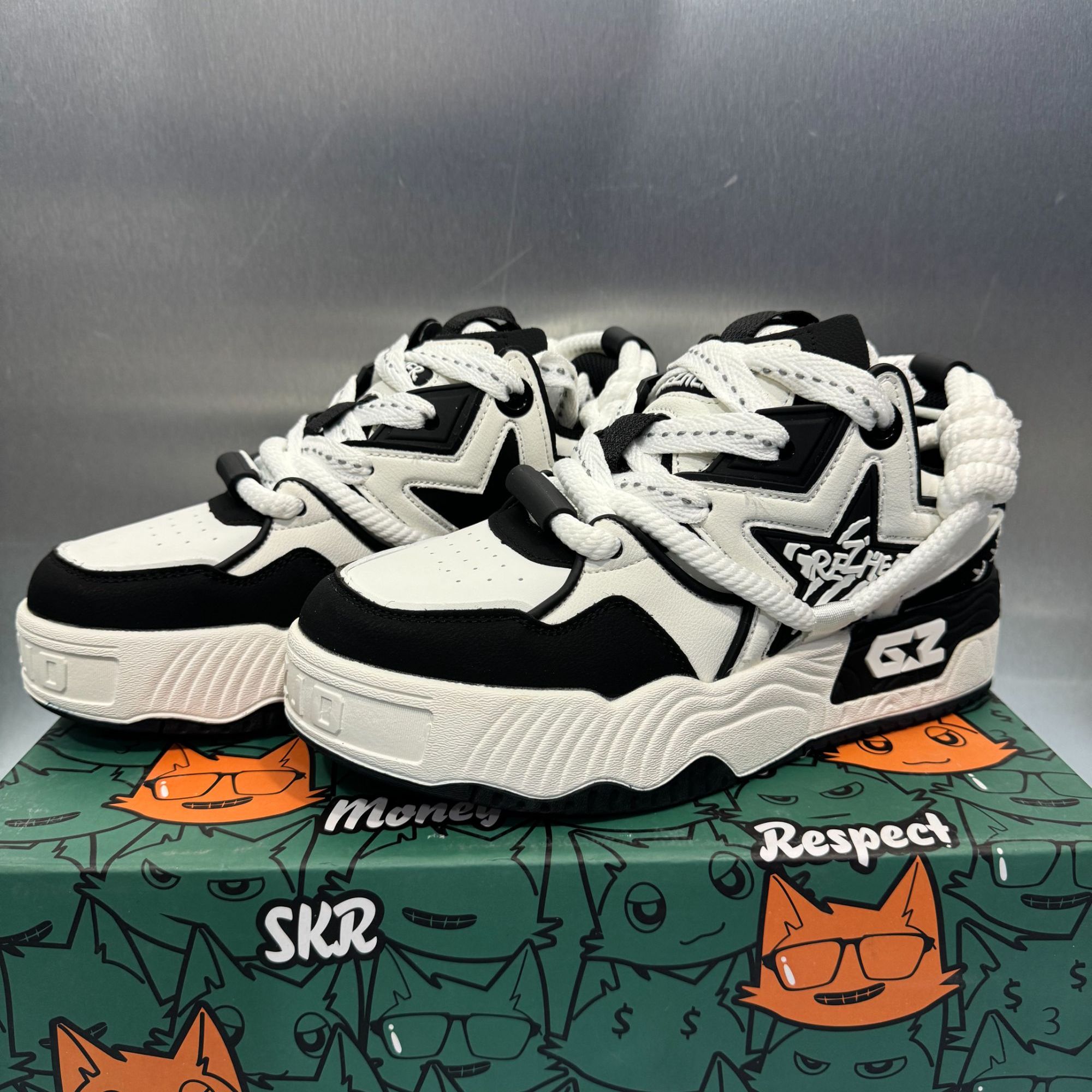 东仓-5001-GRE（熊猫色）大五角星字母拼接设计时尚休闲板鞋