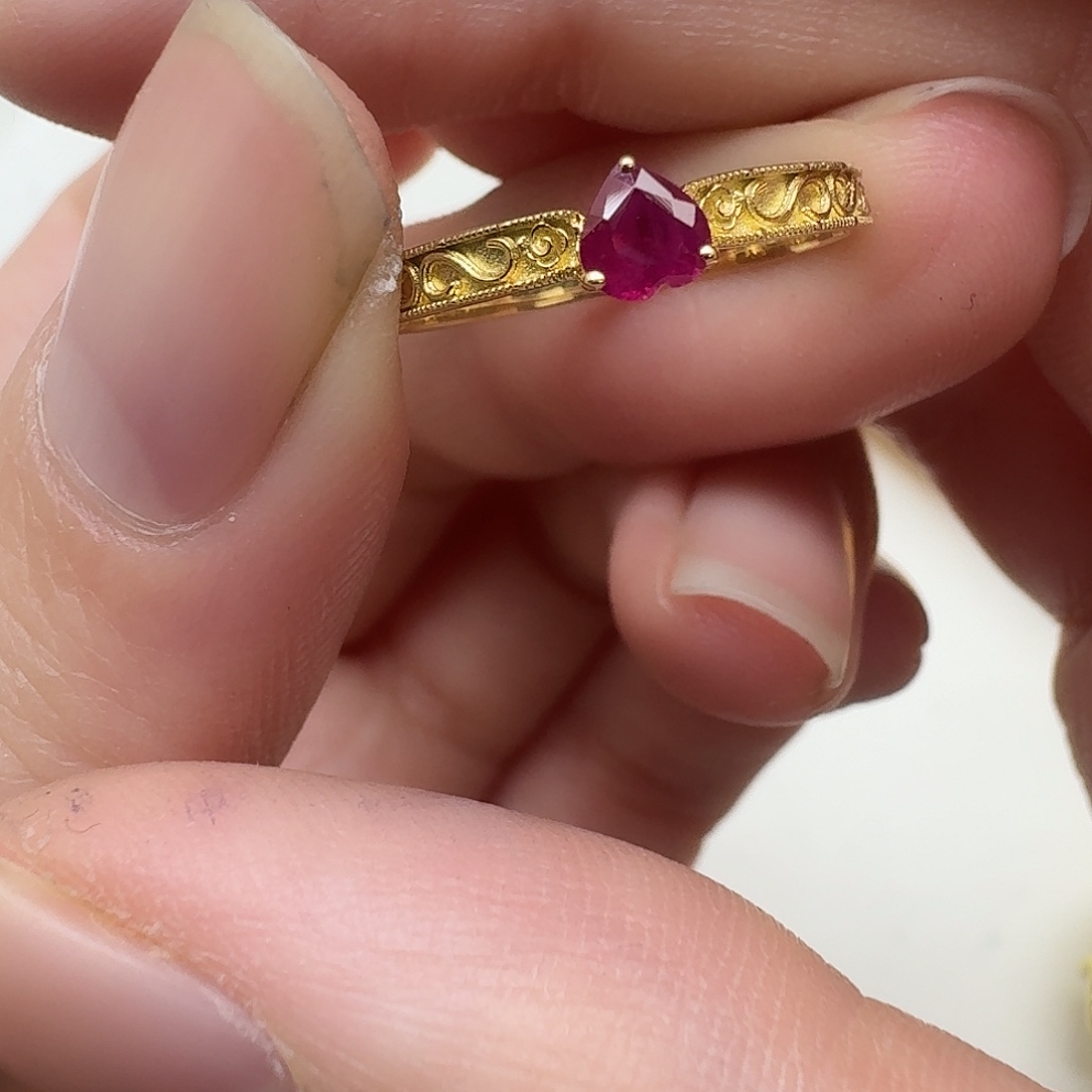 红宝石戒指18K金镶嵌