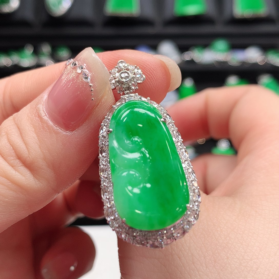 翡翠颈饰18K金镶嵌如意