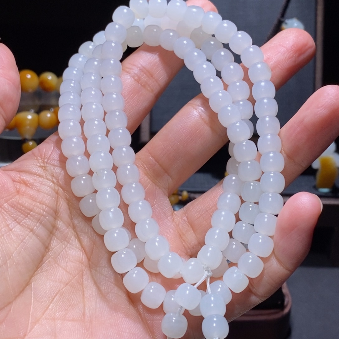 …***.和田玉未镶嵌颈饰