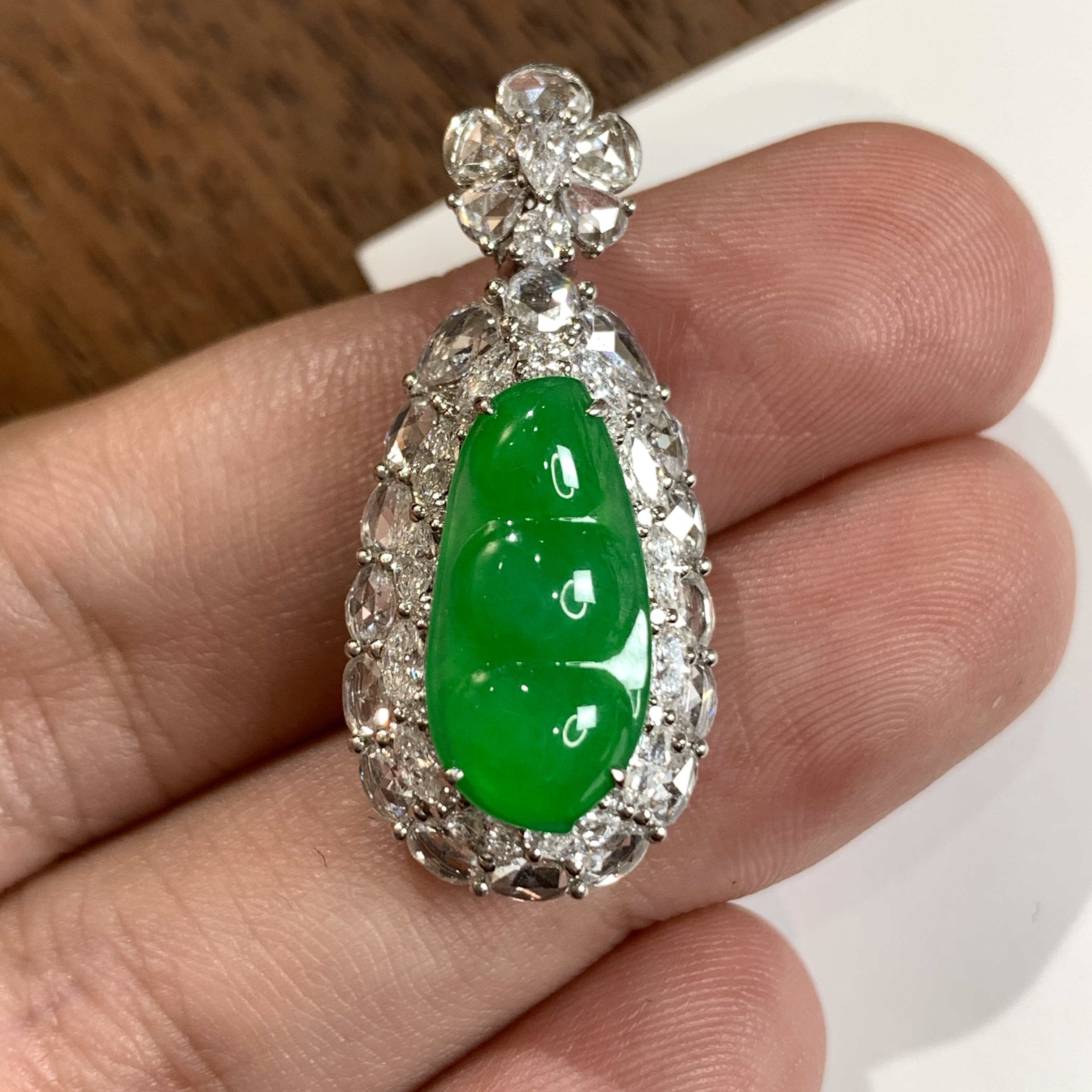 18k金镶嵌天然缅甸翡翠满绿豆子