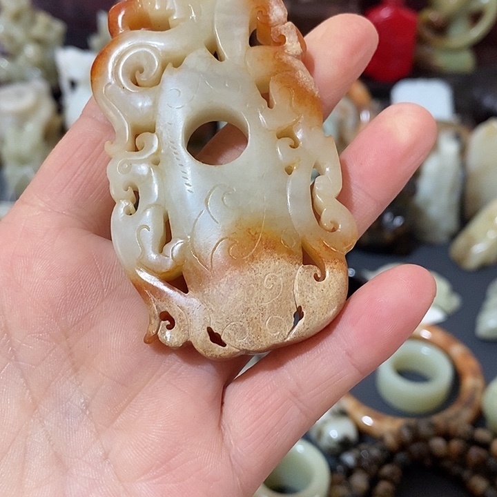 從***世和田玉（糖玉）未镶嵌颈饰