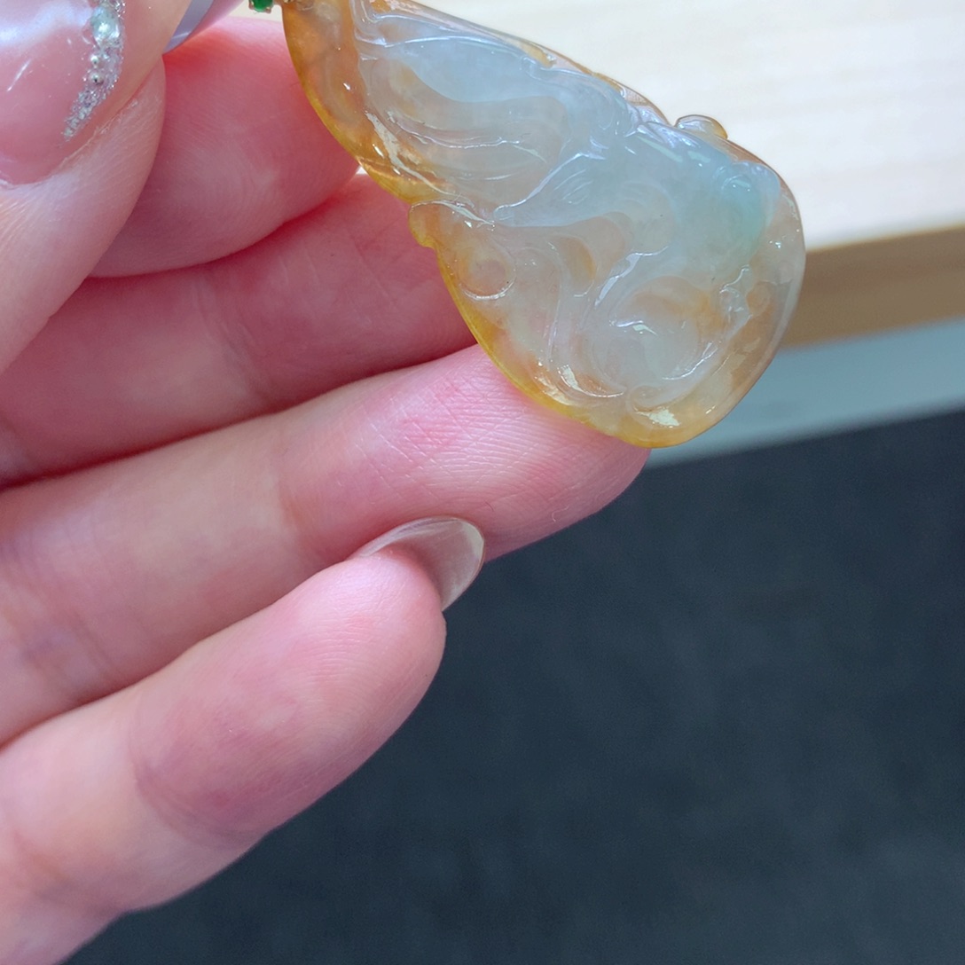 翡翠18K金镶嵌颈饰吊坠