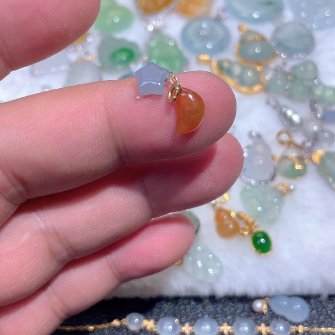 翡翠18K金镶嵌颈饰