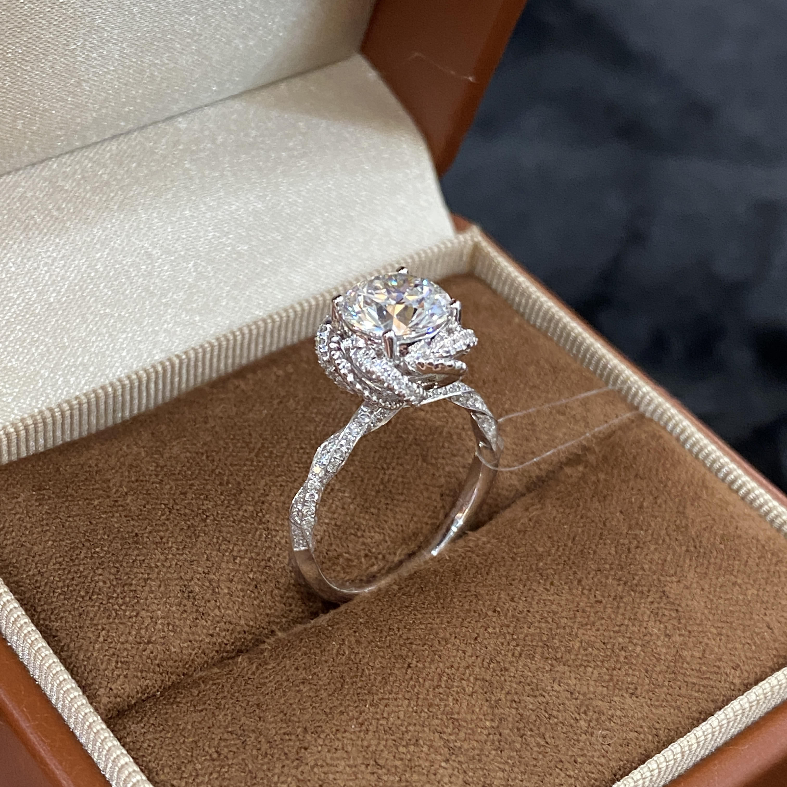 实验室培育钻石18K玫瑰喷泉 培育钻石戒指