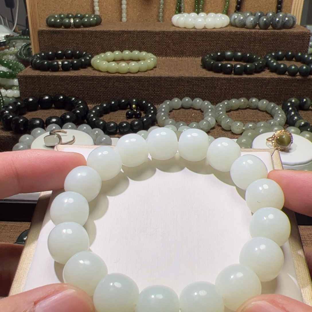 胡***和田玉未镶嵌手链