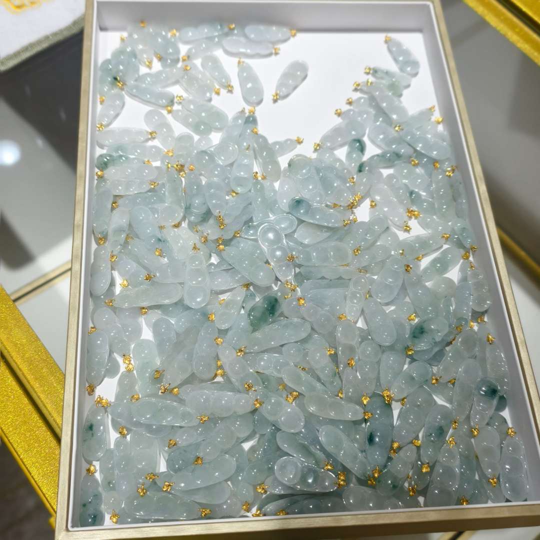 A77天然翡翠A货18K金镶豆子吊坠（多样性发其一）