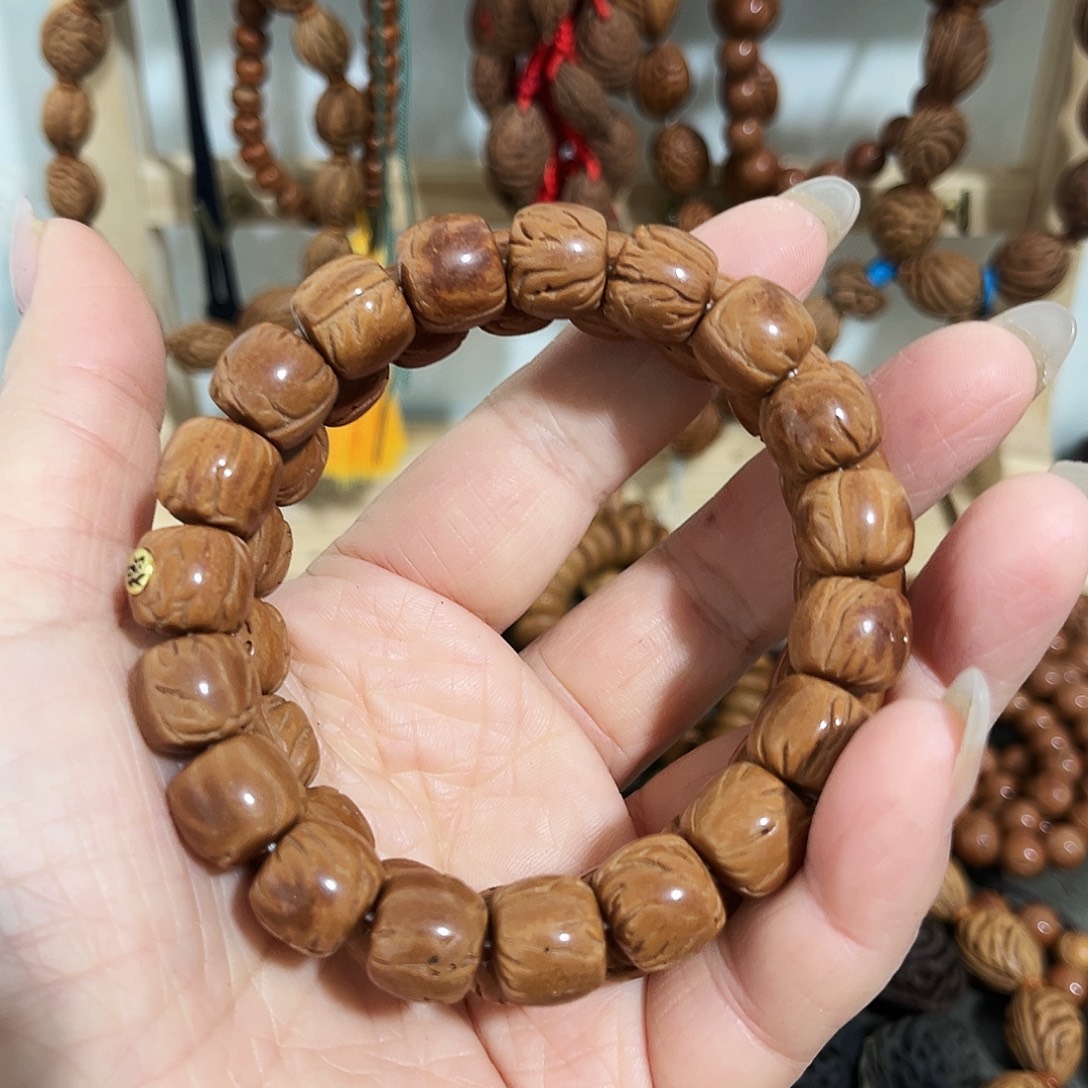 周***周野生桃枭光珠手串