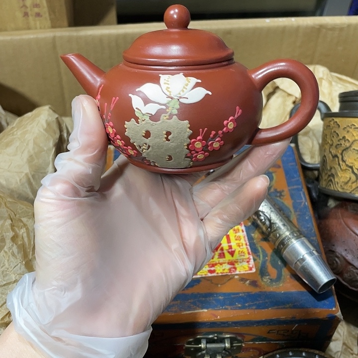 茶壶紫砂原矿泥料，纯手工制作的一把紫砂壶。