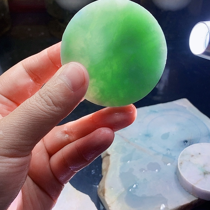 翡翠未镶嵌颈饰毛料