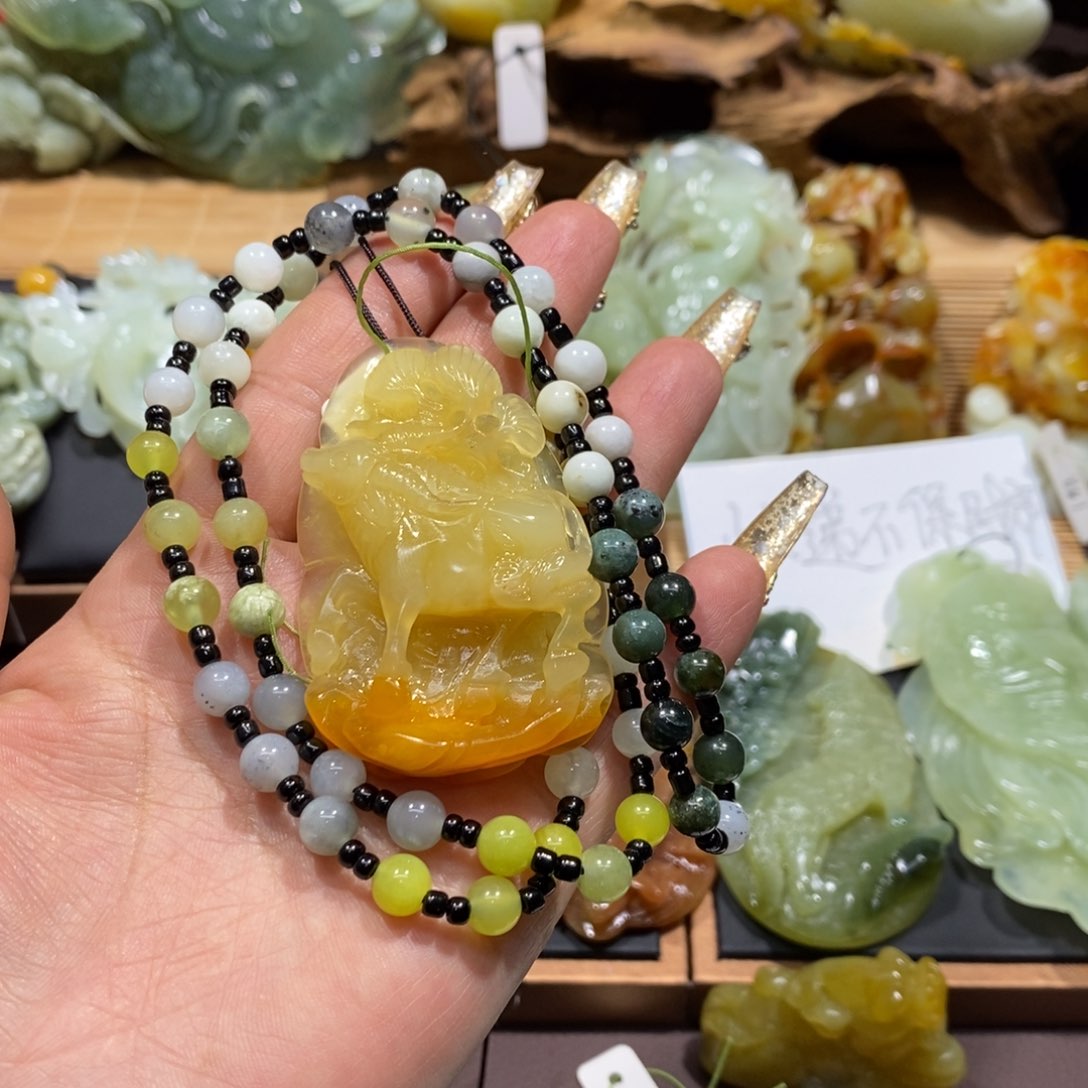 蛇纹石玉颈饰未镶嵌