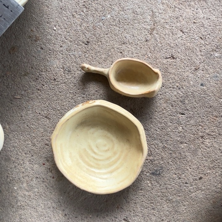 陶瓷4个味碟，加4个筷子架加白色味碟