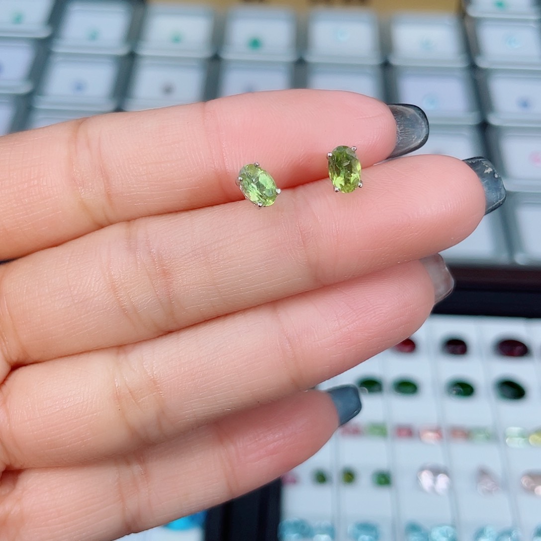 橄榄石耳饰银S925镶嵌