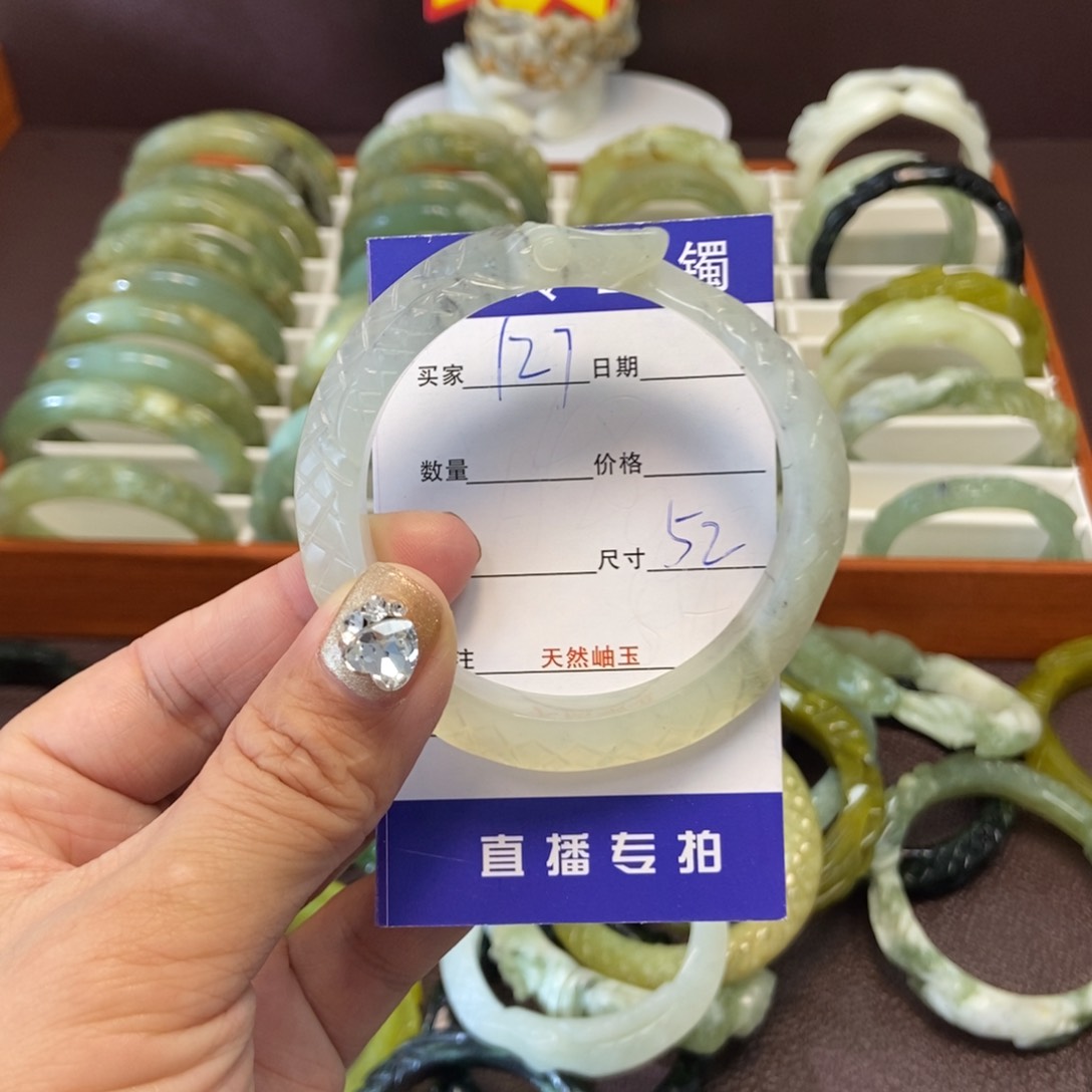 蛇纹石玉手镯未镶嵌?