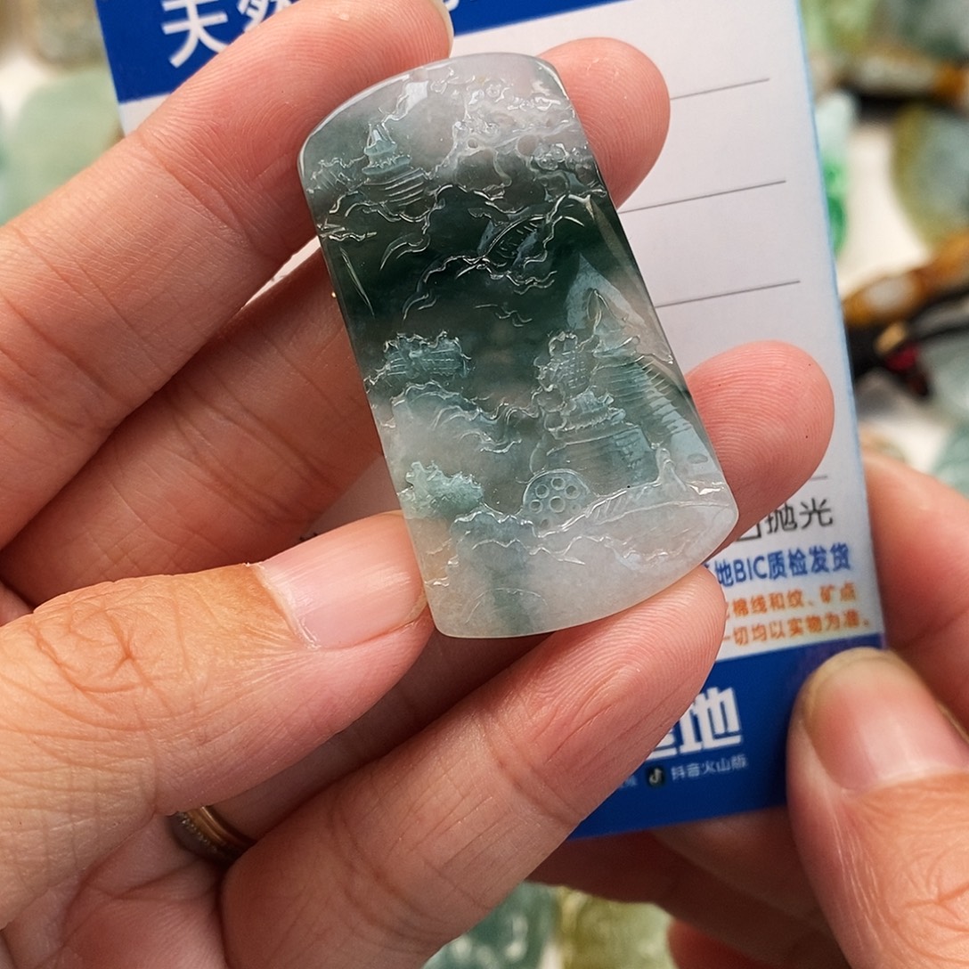 翡翠未镶嵌颈饰山水