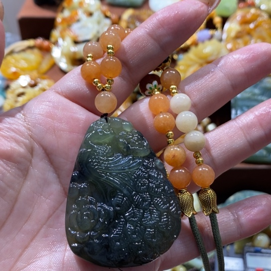 蛇纹石玉未镶嵌颈饰