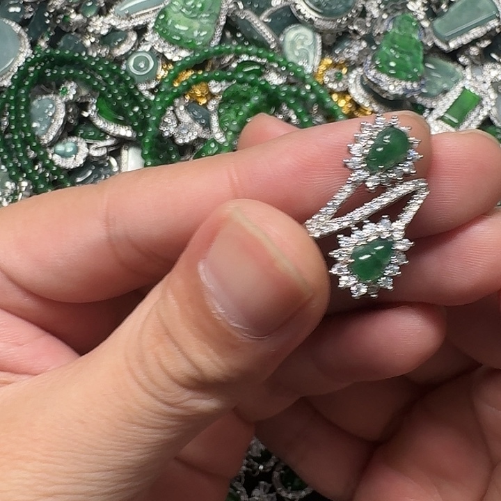 翡翠未镶嵌颈饰天然A货翡翠放漏