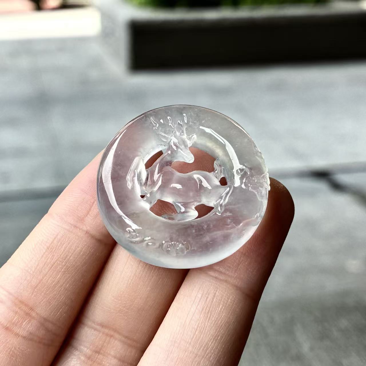 天然a货缅甸翡翠自然光尺寸31.5/6.9高冰一鹿有你吊坠，胶感十足