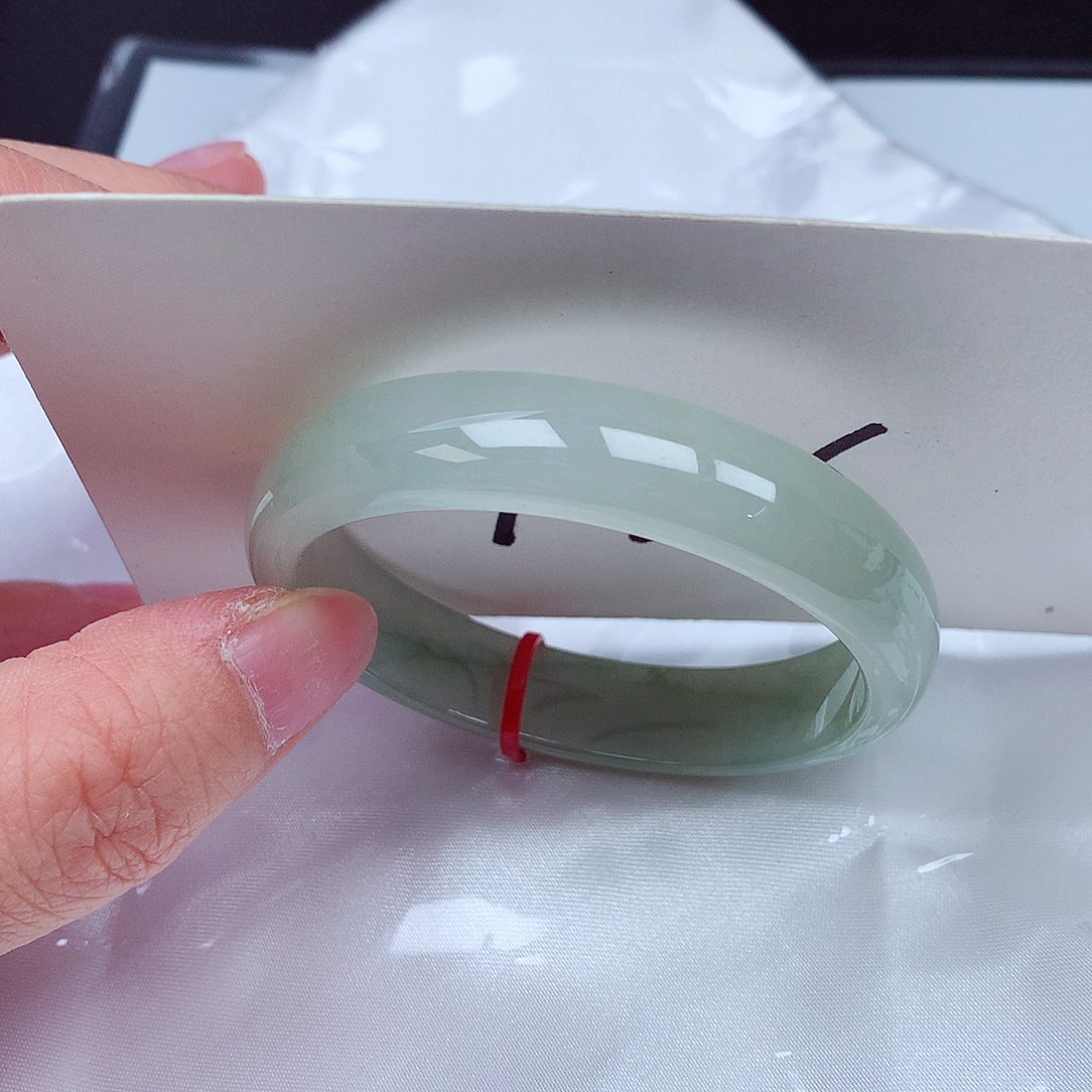 翡翠手镯未镶嵌翡翠