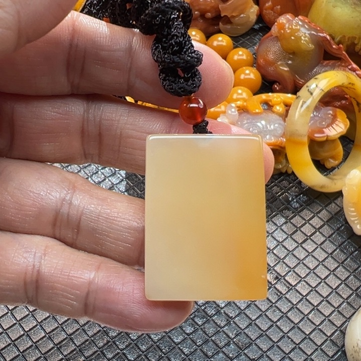 石英质玉（黄龙玉）颈饰未镶嵌