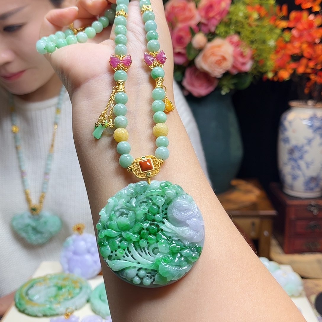 翡翠颈饰未镶嵌辣绿园牌