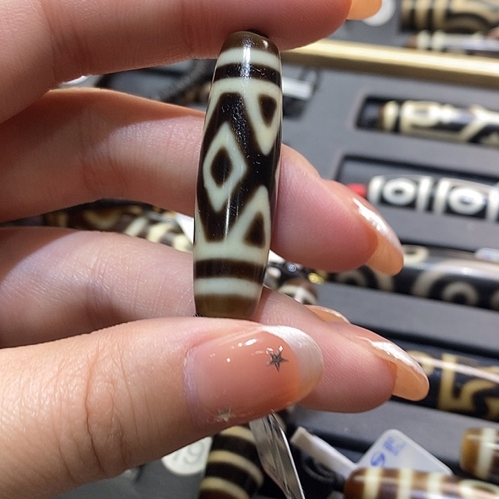 罗***、玛瑙/玉髓（覆膜）未镶嵌颈饰