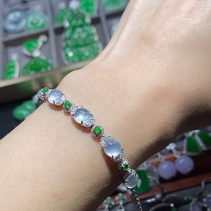 颈饰18K金镶嵌翡翠