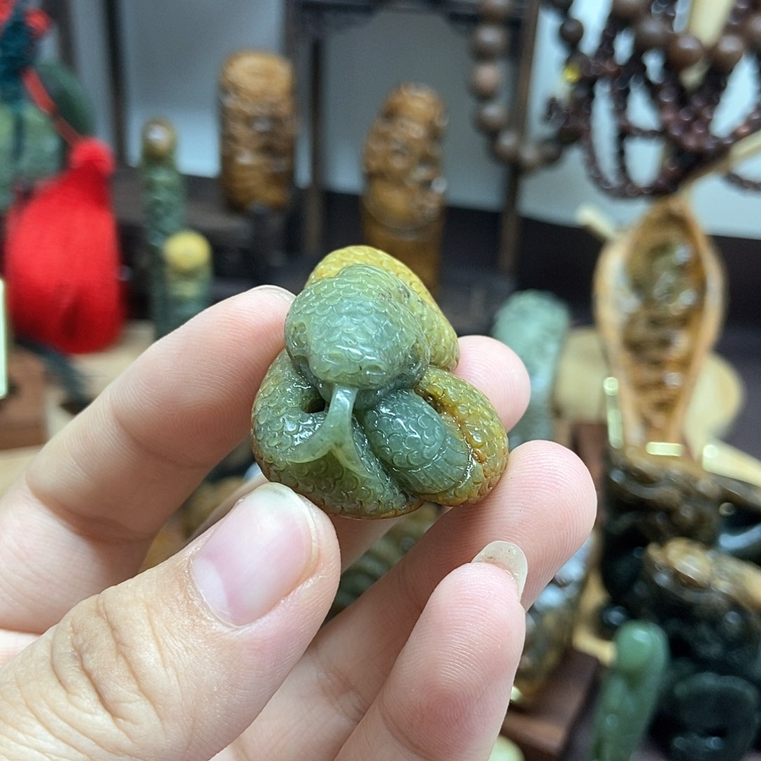 岫岩河磨玉（透闪石质玉）未镶嵌挂件山*