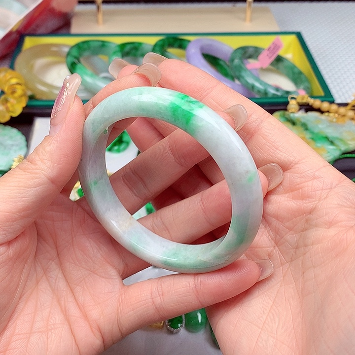 翡翠手镯未镶嵌翡翠