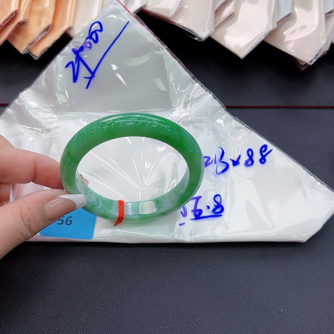 翡翠手镯未镶嵌手镯