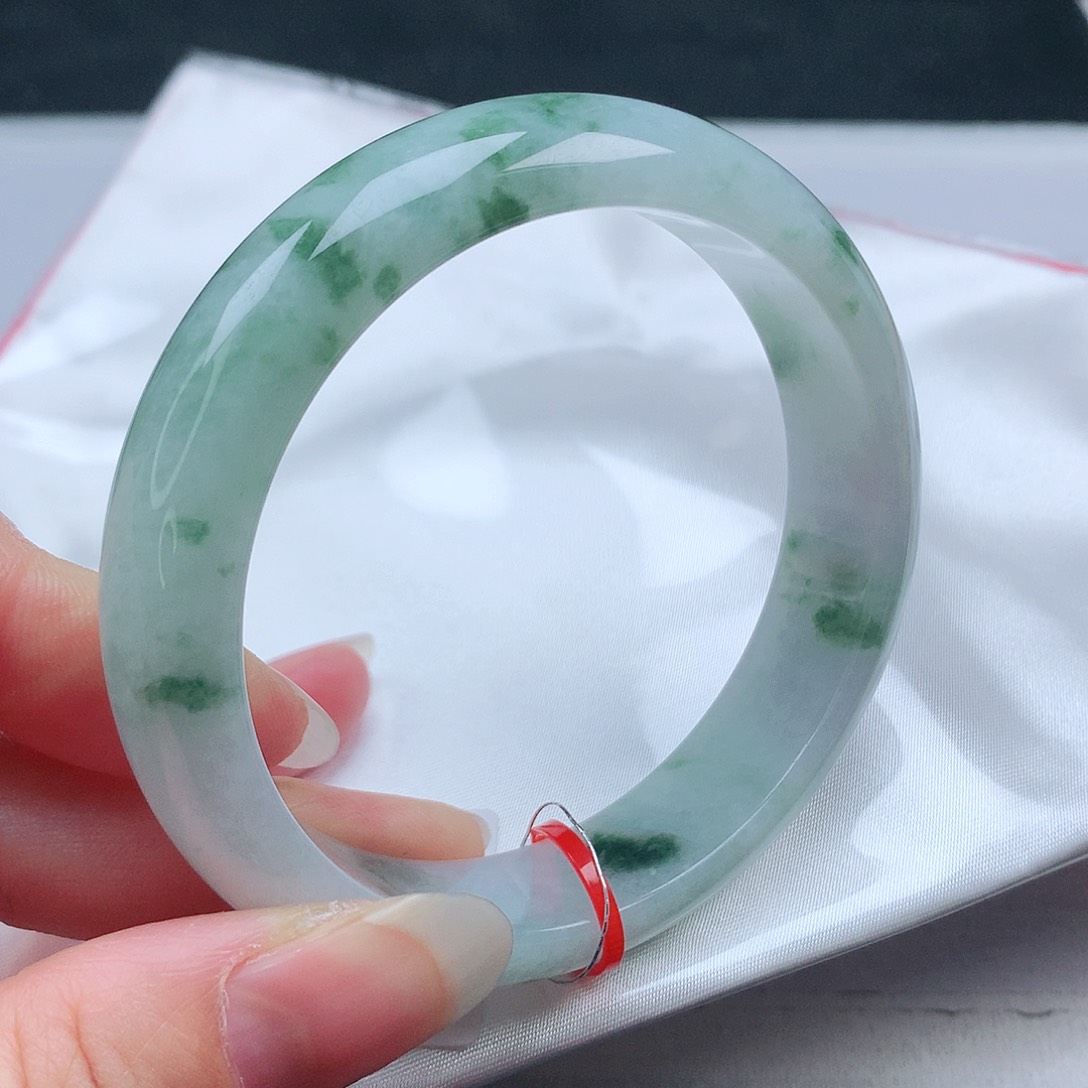 翡翠手镯未镶嵌60圈